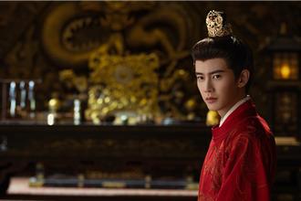 任嘉伦出道10年7部BE剧大红！《流水迢迢》与李兰迪组「偷感CP」