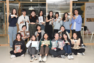 靜宜台文系成果展打造品牌特色商品  跨域學習  開創學生就業力