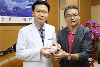 員榮醫院支持棒球！江國豪簽名球致謝 盼更多人加入運動