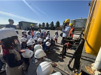 台中小學生參訪火車工廠 近距離探祕鐵道世界驚呼連連
