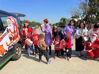雲林虎尾非營利幼兒園送愛 為家扶兒童募耶誕禮物