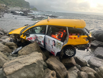 計程車衝破護欄卡礁石「險填海」 司機吊掛救出送醫不治