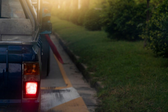 美女醫師抓包尪出軌 氣炸掛車外狂捶窗 驚險片瘋傳