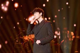 周董挖出的寶藏歌手曹楊 身穿2025夏姿春夏男裝登台