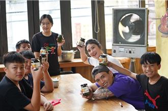 宜蘭某國小「獎盃數比全校學生多」遭質疑  卓君澤潛入校園找答案