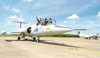 RF-104 引发海峡最后一场空战