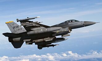 安裝莢艙 F-16立馬執行偵照