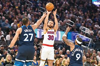 NBA》新浪花兄弟再现 勇士拉尾盘退灰狼