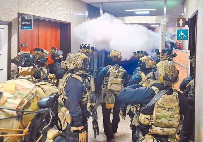 南韩总统尹锡悦宣布戒严，引发朝野反弹及国际譁然。绿营居然发文挺戒严，遭韩国民眾怒批噁心。（路透）