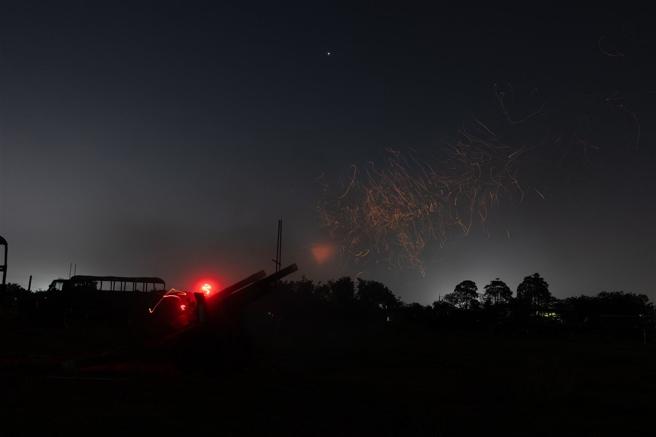  陆军234旅炮兵营实施105榴炮夜间实弹射击训练，验证夜间作战效量。
（记者刘宸玮摄）