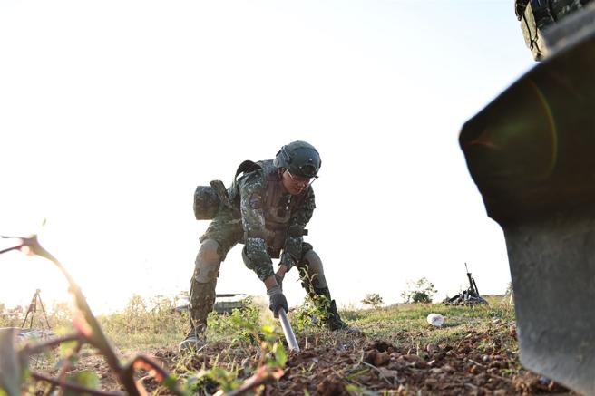  官兵在时限内完成驻锄坑挖掘作业，以利后续射击任务顺遂。（记者刘宸玮摄）
