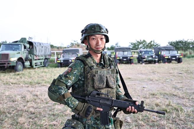 炮3连炮长王伟丞上士。（记者刘宸玮摄）