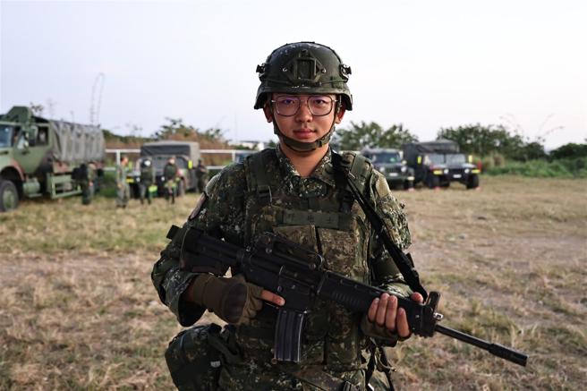 炮1连炮种选定手吴泊昌下士（记者刘宸玮摄）