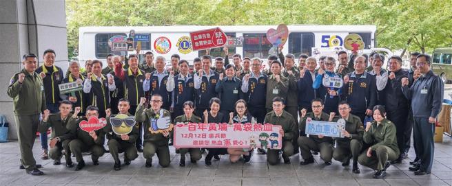 憲兵指揮部「熱血公益行、等您來憲愛」捐血活動昨日於博愛營區舉行。（記者李采霖攝）