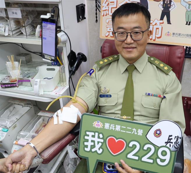 憲兵第202指揮部第229營營長邱中校帶頭捐血，鼓勵同仁為社會貢獻一己之力。
（記者李采霖攝）
