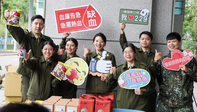 憲兵指揮部「熱血公益行、等您來憲愛」捐血活動昨日於博愛營區舉行。（記者李采霖攝）