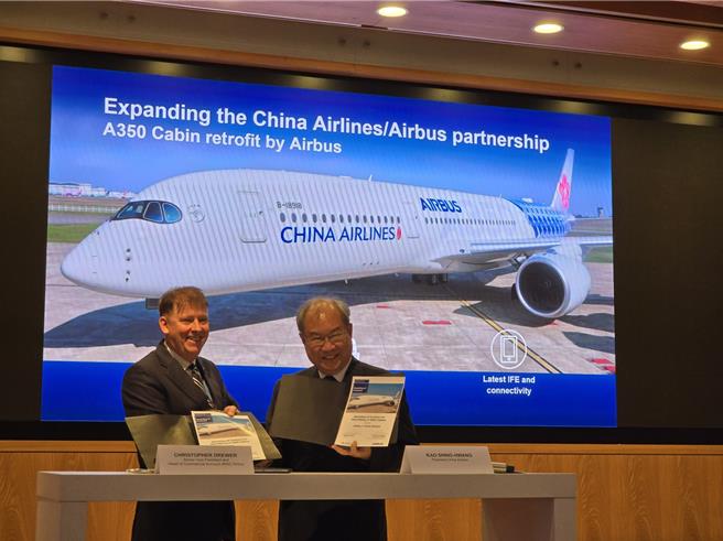 中华航空总经理高星潢（右）9日与空中巴士签约，斥资新台币130亿元启动现有15架A350客机改舱计画，预计2027年起开始派飞。(黄琮渊摄)