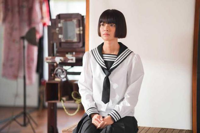 柏妍桦在《阿荣与阿玉》中饰演百岁家神。（图／华视、东森超视提供）