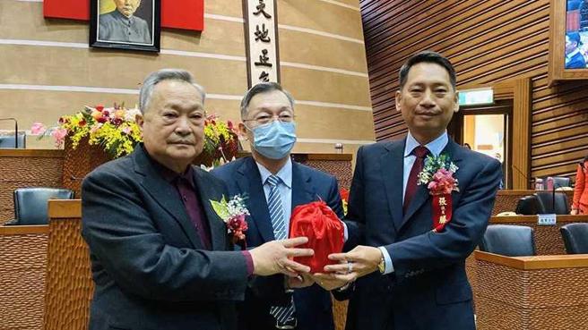 宜蘭縣前議長張建榮（左）無縫接軌把議長寶座交接給兒子張勝德（右），創下地方自治史上議長「父傳子」的首例。（圖／報系資料庫）