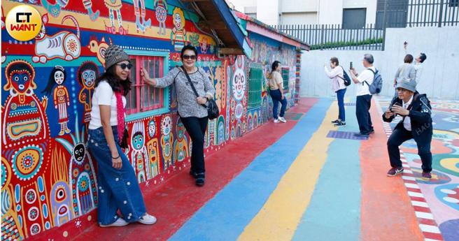 台中知名景點彩虹村牆面彩繪爆紅，成為國際景點，孰料其背後團隊「彩虹文創」因租約到期進行牆面復原時，卻遭文化局提告求償。（圖／黃耀徵攝）