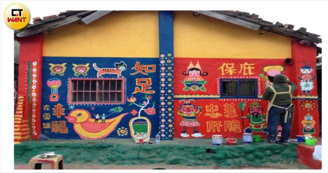 魏丕仁拿出過往團隊彩繪照片表示，黃永阜因年事已高，無法再進行牆面彩繪，自從原有彩繪牆面遭補強工程覆蓋後，就改由團隊接手以爺爺創作為基礎進行彩繪。（圖／當事人提供）