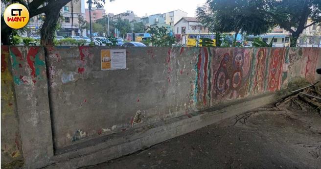 隨著文創團隊退出彩虹眷村，周遭牆面再無人維護，牆面斑駁露出原有水泥牆，經議員質詢後台中市府文化局才於12月1日貼出公告，表示將進行彩繪牆面修補工程。（圖／黃耀徵攝）