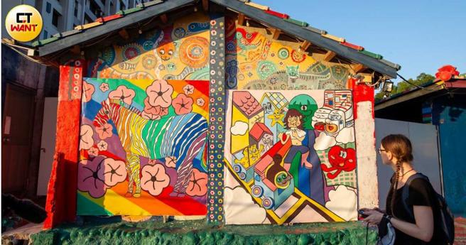 由於部分牆面畫作在團隊退出時已被覆蓋，文化局改以木架帆布方式，邀請市民共創，卻因畫風不統一而顯得格格不入。（圖／黃耀徵攝）