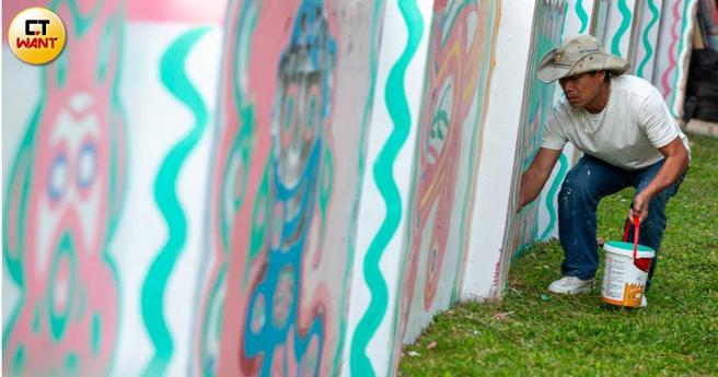 文化局儘管已著手進行彩繪牆面修補工程，卻明顯可以看出風格和以往大相逕庭。（圖／黃耀徵攝）