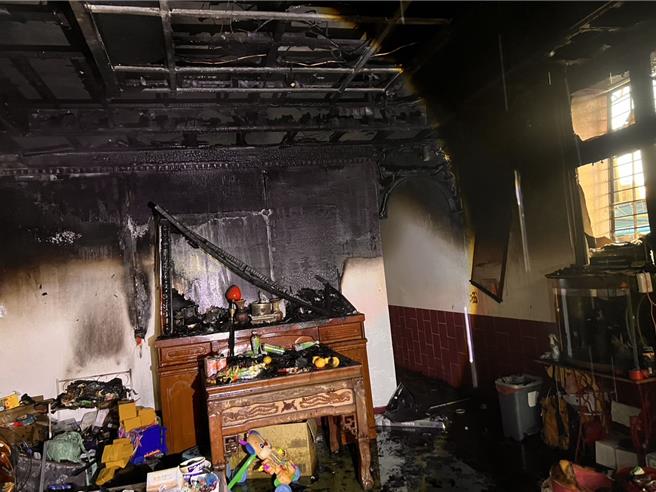 台南市西港区檨林里一栋3层楼的透天厝，今（10）日清晨6点20分惊传火警，火烟从1楼客厅神明厅窜出，幸燃烧面积小，消防人员到场后5分钟就将火势扑灭。（读者提供／张毓翎台南传真）