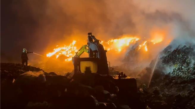 2024年12月10日澎湖县／澎湖红罗垃圾掩埋场烧不停，9日晚仍火势熊熊，澎湖县消防局9日晚召回澎湖本岛5分队休假人力，採20人4小时换班漏夜灌救。（警消提供／许逸民澎湖传真）