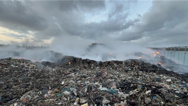 2024年12月10日澎湖县／澎湖红罗垃圾掩埋场9日近午起火后烧不停，经澎湖县消防局9日晚召回澎湖本岛5分队休假人力，轮班漏夜灌救，早上明火已有趋缓。（警消提供／许逸民澎湖传真）