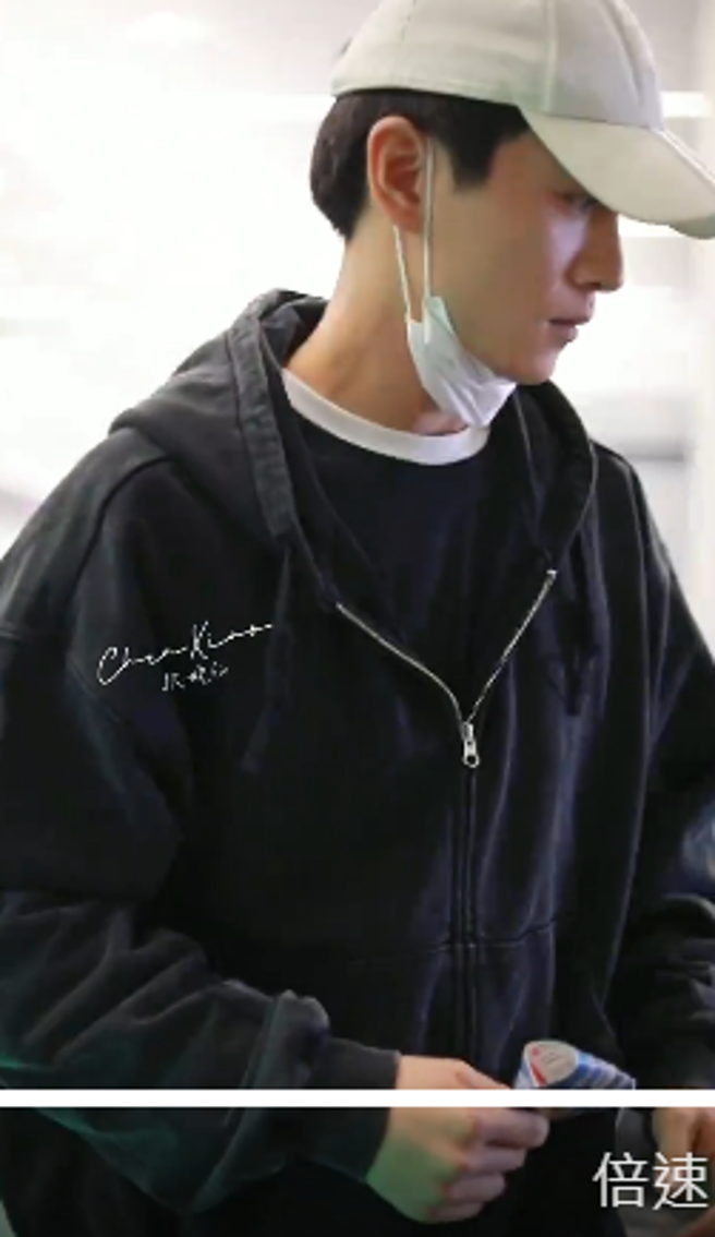 陈晓昨（9）日现身杭州机场，手上依旧没戴着婚戒。（图／翻摄自微博）