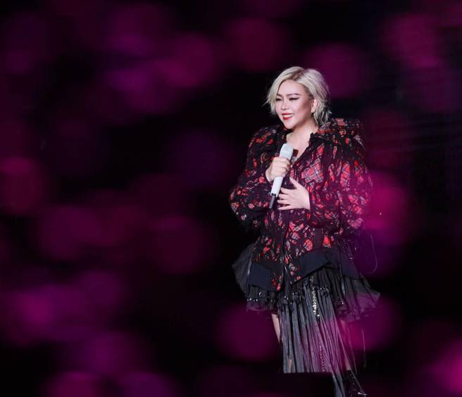 张惠妹惊喜现身周杰伦大巨蛋演唱会，笑说：「提早来实习」。（声动娱乐提供）