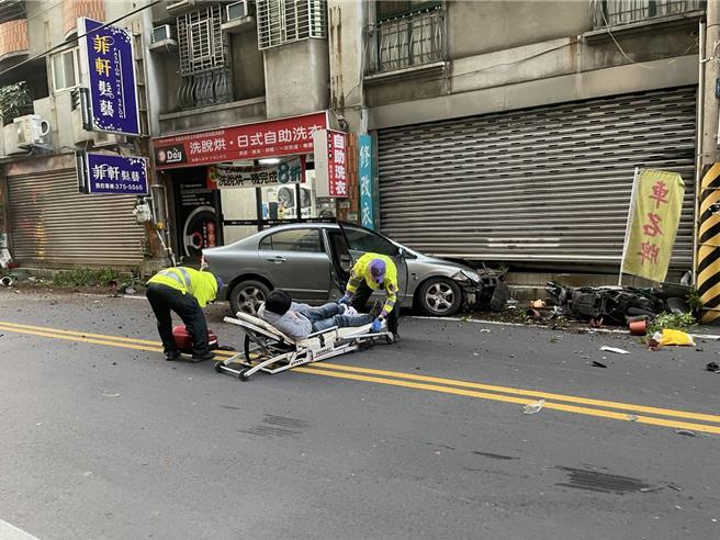 桃园市桃园区林姓男子今天早上6时驾驶轿车沿着大丰路往延平路行驶，却偏离车道，撞击路边机车并波及路人，还导致洗衣店管线受损瓦斯外泄，警消获报赶往现场，消防人员也洒水戒备，所幸瓦斯公司人员到场，状况已经解除。（翻摄照片）