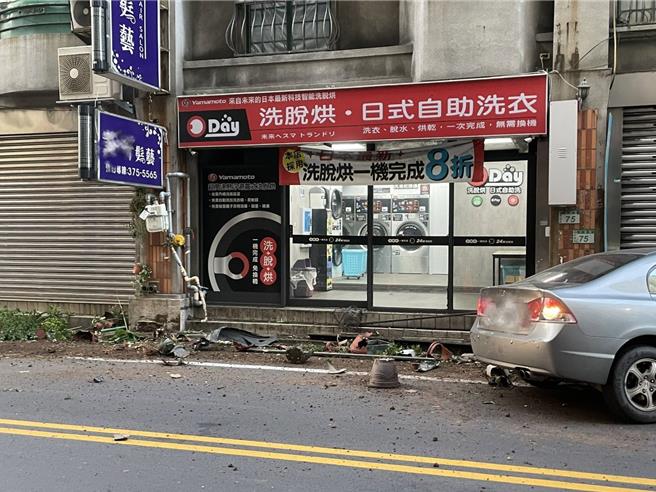 桃园市桃园区林姓男子今天早上6时驾驶轿车沿着大丰路往延平路行驶，却偏离车道，撞击路边机车并波及路人，还导致洗衣店管线受损瓦斯外泄，警消获报赶往现场，消防人员也洒水戒备，所幸瓦斯公司人员到场，状况已经解除。（翻摄照片）