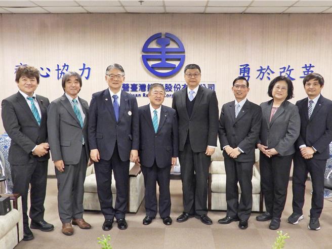 日本三陆铁道9日拜会台铁公司，由台铁董事长杜微接待。（台铁提供／蔡明亘台北传真）