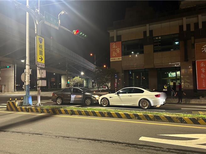 王男因酒后逆向，与陈男的白色轿车发生碰撞。（芦洲警分局提供）