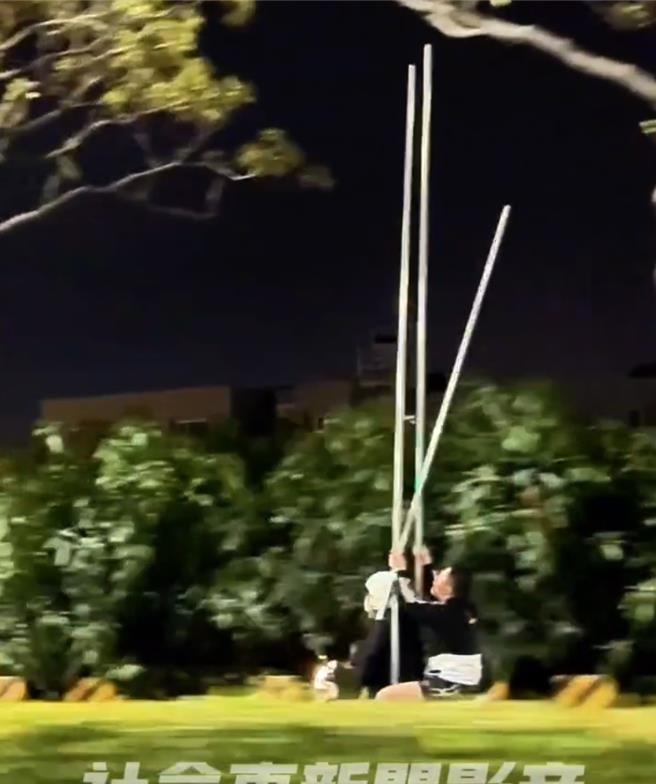 高雄两名机车骑士9日晚间拿着长竿骑车，行经高楠公路，被网友拍摄后贴上网路。（摘自社会事新闻影音／林瑞益高雄传真）