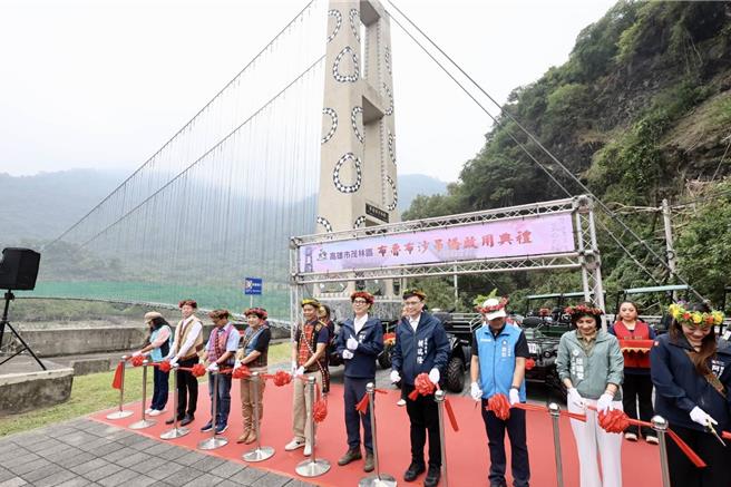 高雄市长陈其迈（右五）日前出席布鲁布沙吊桥改建拓宽完成剪彩启用，有意参选高雄市长赖瑞隆（右四）紧贴陈其迈左侧，被形容C位卡好卡满，而邱议莹（右二）与陈其迈中间却隔着2个人，被卡在角落。（高市府提供）