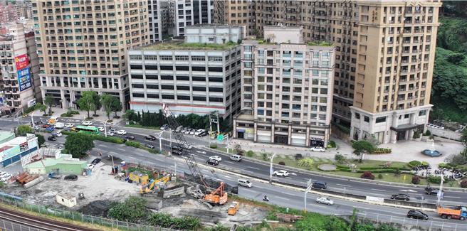 为配合台电进行淡北道路工区范围高压电缆迁移及埋设作业，11日起调整淡水民权路（中油竹围站附近）车道施工，工期约180天。（工务局提供）