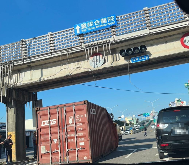 巨型货柜直接重砸在地。（民眾提供）