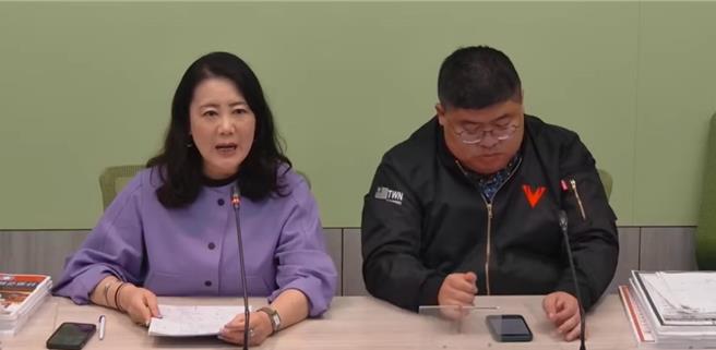 纵使民进党见风使舵、极力撇清，近日又毫不掩饰反对修正戒严法，简直藏不住当权者对权力欲望的狼子野心。（摘自民进党团直播）