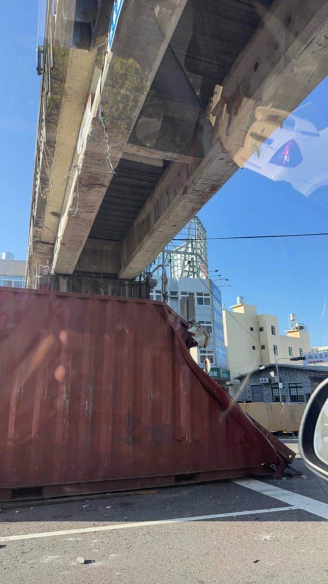 整组巨型货柜掉落在路面。（民眾提供）