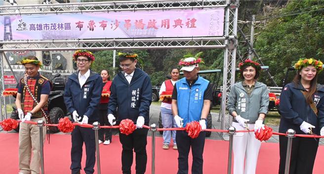 高雄市长陈其迈（左二）日前到茂林参加活动，立委赖瑞隆立委赖瑞隆（左三）紧跟其身旁，立委立委赖瑞隆（左三）紧跟其身旁，立委邱议莹（右）则站在最边边。（本报资料照片／林瑞益摄）
