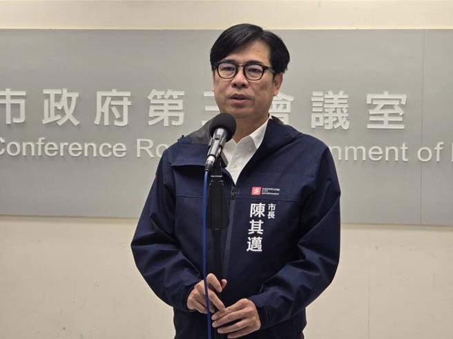 针对抢C位风波，高雄市长陈其迈今（10）日缓颊说，那个是谣言，因为邱议莹要赶行程，所以她提前先走。（柯宗纬摄）