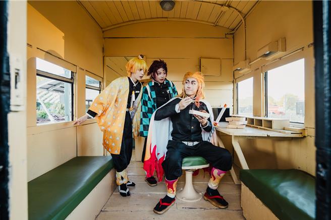 高雄市文化局所释出宣传照，利用驳二的復古火车重现鬼灭之刃剧场版经典场景。（高雄市文化局提供／任义宇高雄传真）