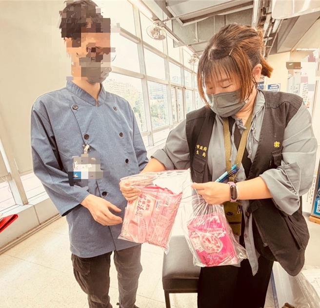 新北市衛生局至賣場分別抽驗紅白湯圓及甜餡料湯圓，全數合格。（新北市衛生局提供）