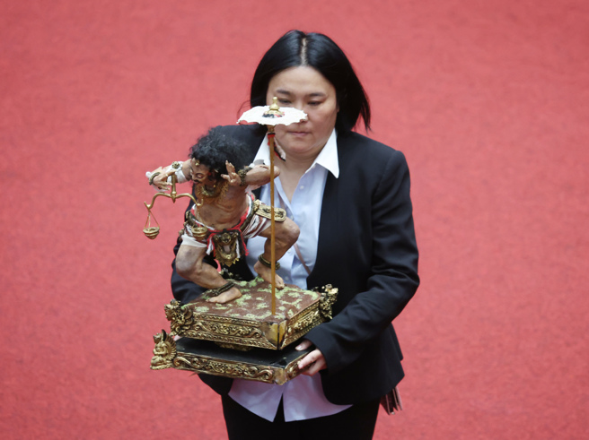 国民党立委陈玉珍10日在立法院携带印尼购买的神像质询司法院长被提名人张文贞，呼吁司法院及大法官应重视公平。（姚志平摄）