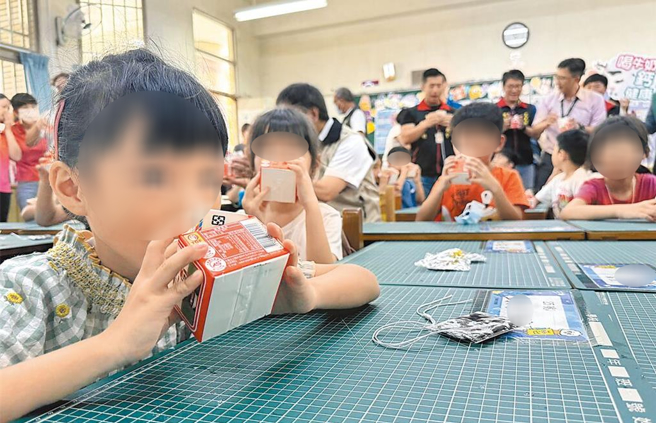 「班班有鲜乳」政策仓促上路，董氏基金会认为，政策立意良善却缺乏沟通及配套，呼吁行政单位应与相关团体充分沟通意见交流，订出有效可行的方案，不要让政策倒退噜。（本报资料照片）