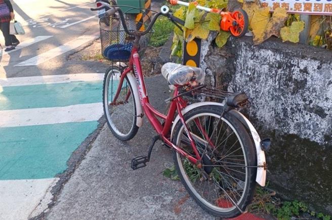 老翁脚踏车明显变形。（民眾提供／李京升台中传真）